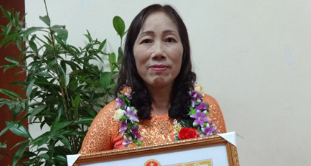 18 năm dạy trẻ, cô giáo  về nhà dùng ký hiệu với chồng