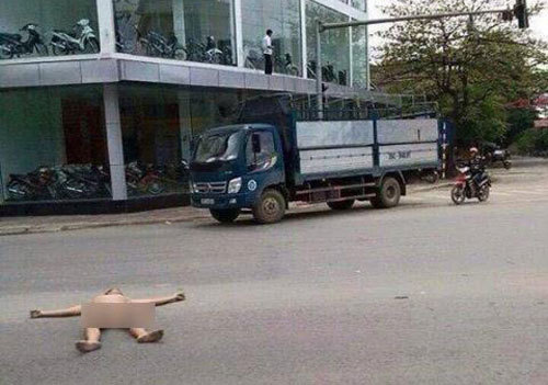 Lạnh 13 độ C, người đàn ông khỏa thân giữa đường gây sốc