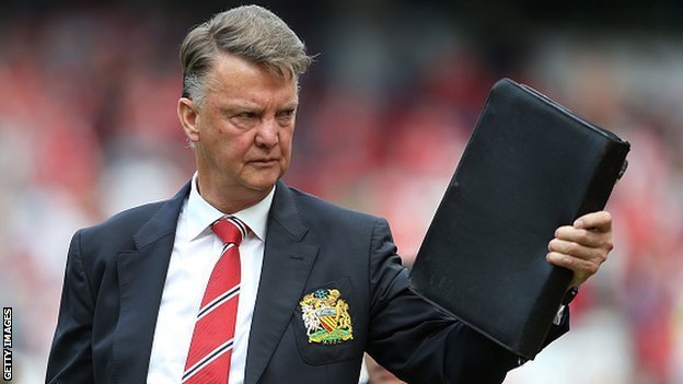 Hé lộ nguyên nhân sao M.U chống đối Van Gaal