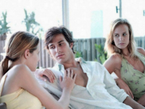 Tôi phải làm gì khi yêu cô chị nhưng phải lòng cô em?