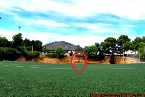 Messi bắn hạ camera từ khoảng cách gần 100m