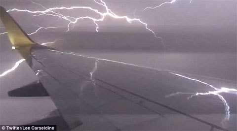 Rợn người máy bay 'chạy' xuyên tâm bão