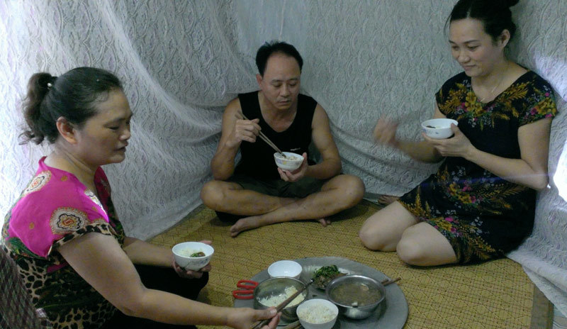 Rác nồng nặc, dân Thủ đô chui màn ăn cơm