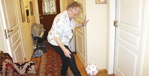 Cụ bà 90 tuổi tâng bóng điệu nghệ