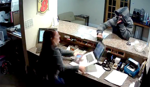 Người phụ nữ lạnh lùng nhìn tên cướp cầm dao doạ