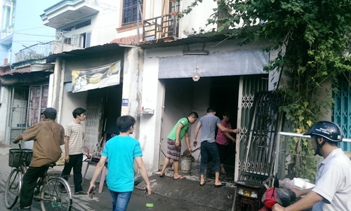 Cứu người đàn ông say rượu trong căn nhà bốc cháy