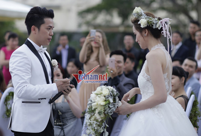 Hoa hậu Diễm Hương khóc, cười trong đám cưới
