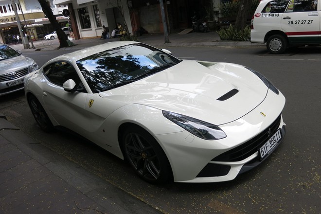 Siêu xe Ferrari F12 của thiếu gia Phan Thành xuống phố