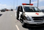 Bệnh nhân hoảng loạn trên xe cứu thương bị tông nát