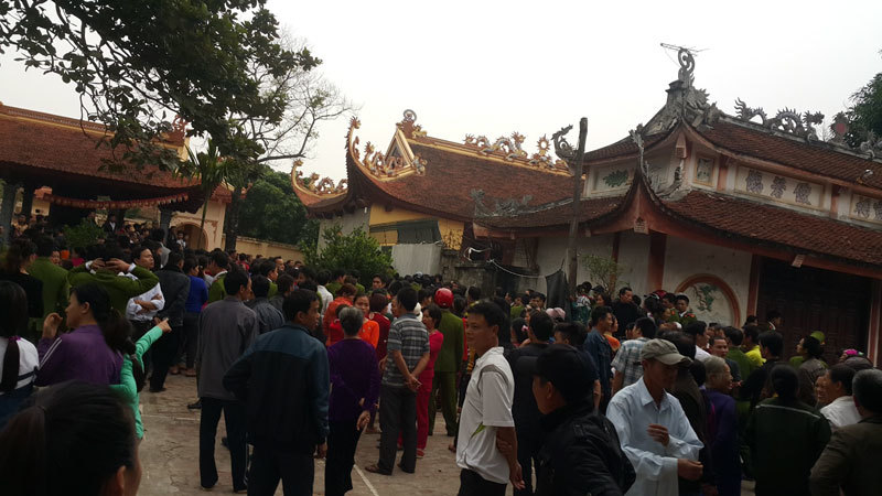 Hoang mang người lạ đòi chôn hài cốt giữa đình làng