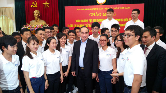 Chủ tịch Nguyễn Thiện Nhân tặng mũ rơm cho học sinh đoạt giải quốc tế