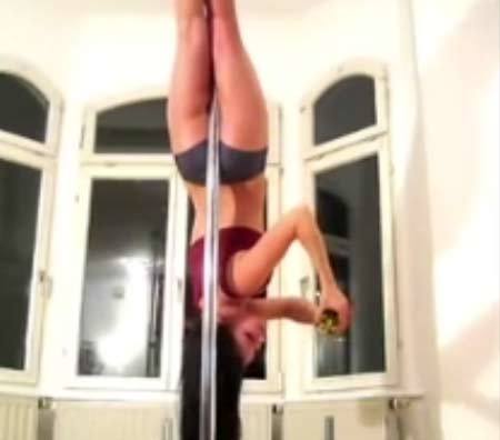 Cô gái vừa múa cột vừa xếp rubik điêu luyện