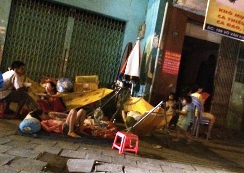 Ngủ lề đường sau vụ cháy kinh hoàng ở Sài Gòn