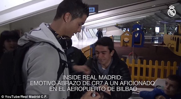 Fan nhí khóc nức nở được Ronaldo ôm an ủi