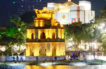 Dân chèo thuyền ra Tháp Rùa chụp ảnh, cúng bái?