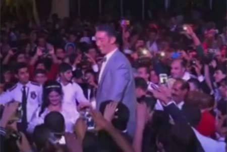 Xem người đàn ông cao nhất thế giới cưới vợ