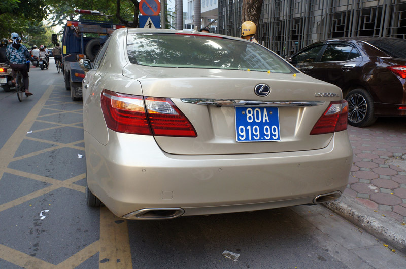 Xe Lexus tiền tỷ đeo biển xanh giả