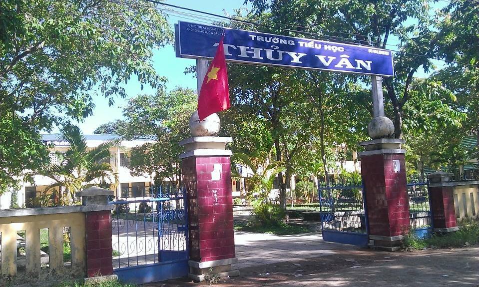 Nghi ngoại tình, cô giáo tiểu học bị đánh ghen trên bục giảng