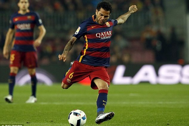 Xem cú nã đại bác không thể cản phá của Dani Alves