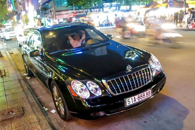 Xe siêu sang Maybach 57S biển ngũ quý ở Sài Gòn