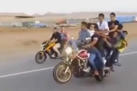 Clip xe máy chở 10 người bốc đầu trên đường phố