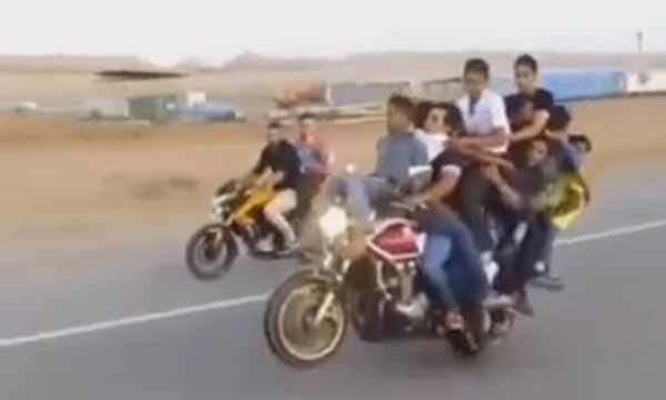 Clip xe máy chở 10 người bốc đầu trên đường phố