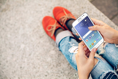 Samsung ra mắt smartphone giá mềm tích hợp 4G