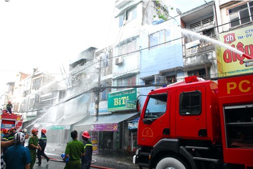 Cháy nhà 2 tầng gần ga Sài Gòn, khu dân cư náo loạn