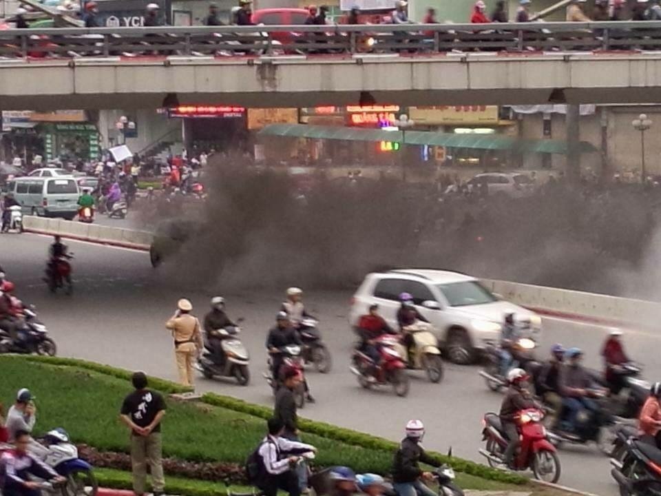 Hà Nội: Đang chạy bon bon, ô tô bốc cháy đen kịt