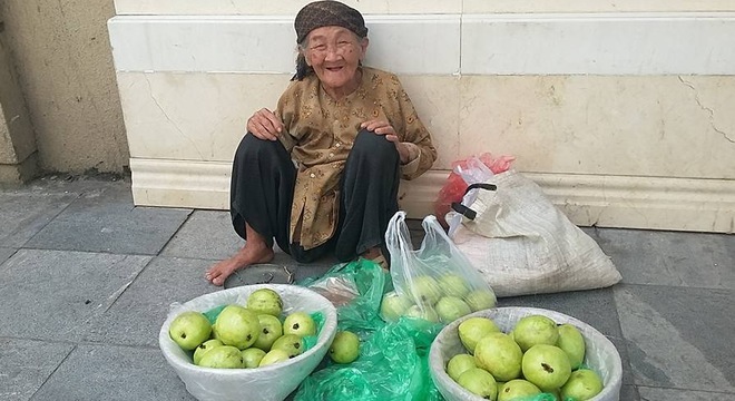 Cụ già 89 tuổi bán ổi khiến dân mạng phải xem lại mình