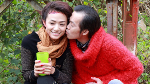Hoài Linh hôn nữ diễn viên trẻ trên phim trường