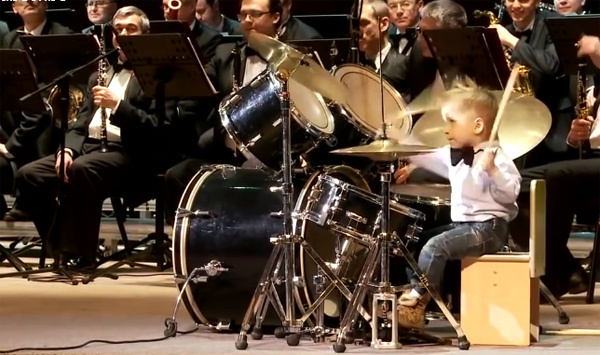 Thiên tài đánh trống 3 tuổi khiến người xem sững sờ