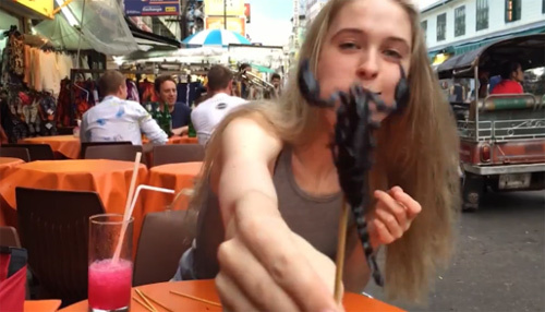 Hoa hậu vượt thử thách ăn liền 10 con bọ cạp