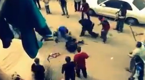 Bị cả phố tấn công vì đánh vợ giữa đường