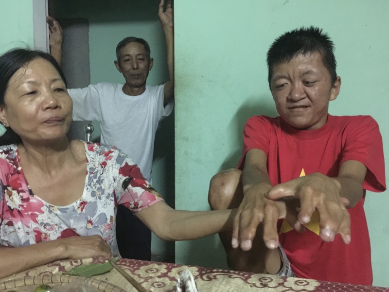 'Tập đoàn bán rong' lấy người khuyết tật làm 'bùa hộ mệnh'