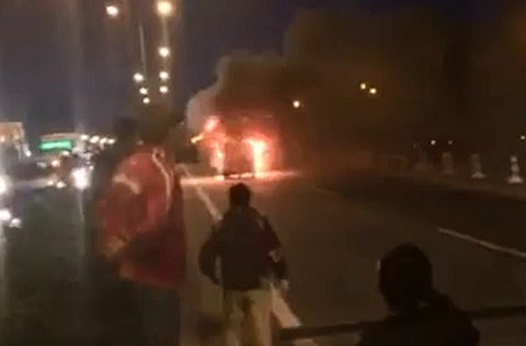 Cháy xe ô tô trên cầu Thanh Trì