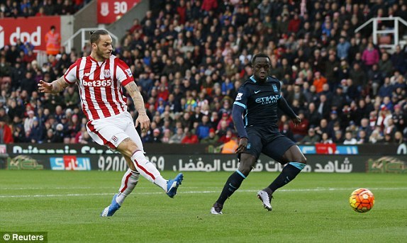 Stoke gây địa chấn, đánh gục Man City