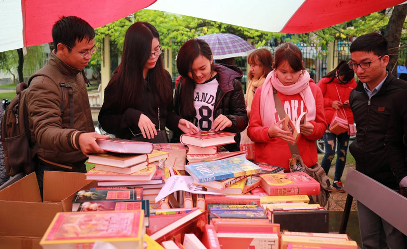 Đi chợ sách cũ giá bằng cốc trà đá