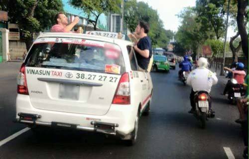 Du khách Tây nhậu trên nóc xe taxi