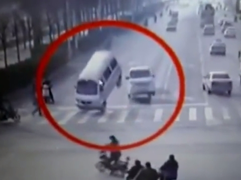 Sợi dây điện chắn ngang đường nhấc bổng 3 xe ô tô