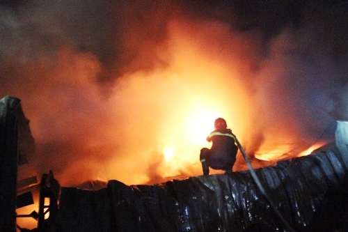 Hàng trăm cảnh sát dập đám cháy lớn ở công ty mũ bảo hiểm