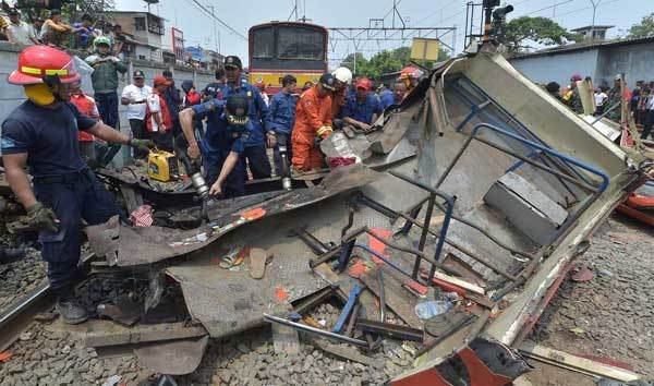 18 người chết, xe nát bét vì cố vượt tàu hỏa