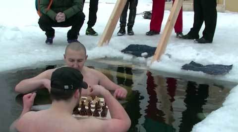 Xem tỉ thí cờ vua dưới hồ nước đóng băng