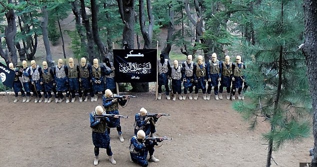 Bên trong trại huấn luyện của IS