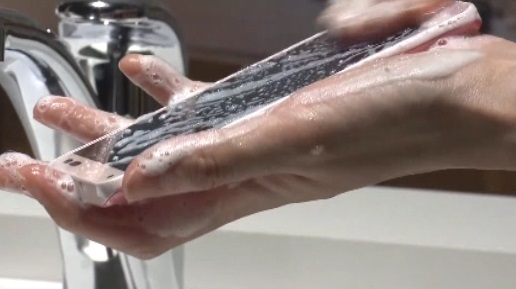 Điện thoại siêu độc có thể giặt bằng xà phòng