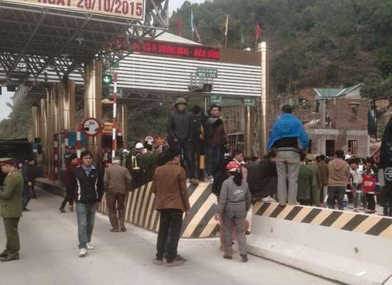Dân tiếp tục vây trạm thu phí Hòa Bình vì mức thu cao