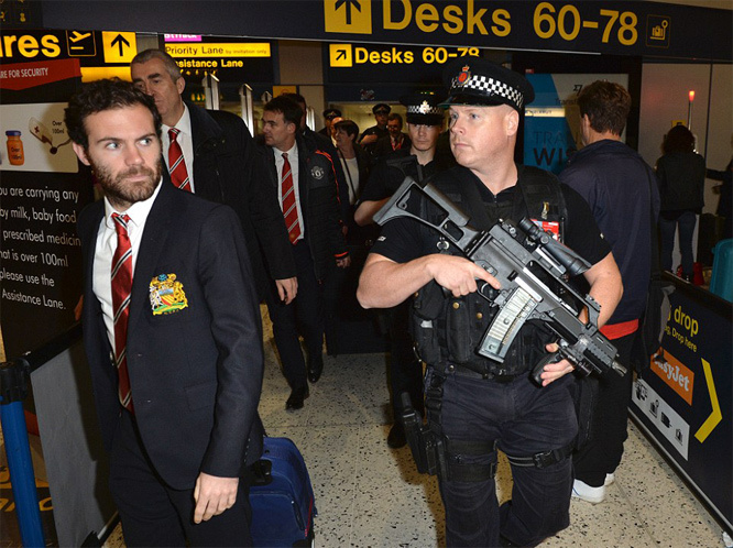 Cảnh sát lăm lăm tay súng bảo vệ sao M.U