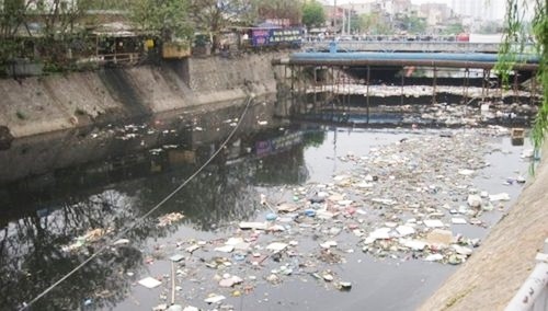 Sông ngòi chết mòn vì ô nhiễm: Vẫn phải chờ luật!