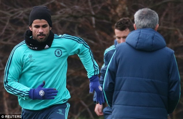 Mourinho không thèm nhìn mặt Diego Costa trên sân tập