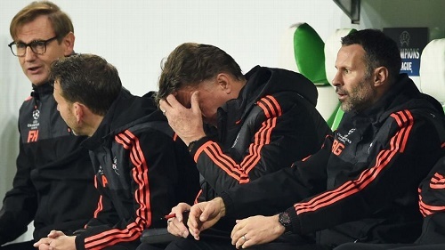 Quá sốc, Van Gaal chỉ còn biết ôm mặt thốt